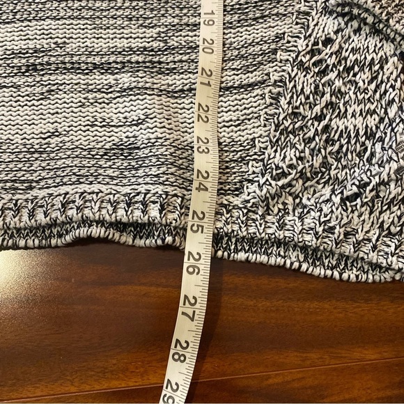 Francesca’s striped Gray V-Neck Sweater with Chunky Knit size medium NWOT - Picture 10 of 13